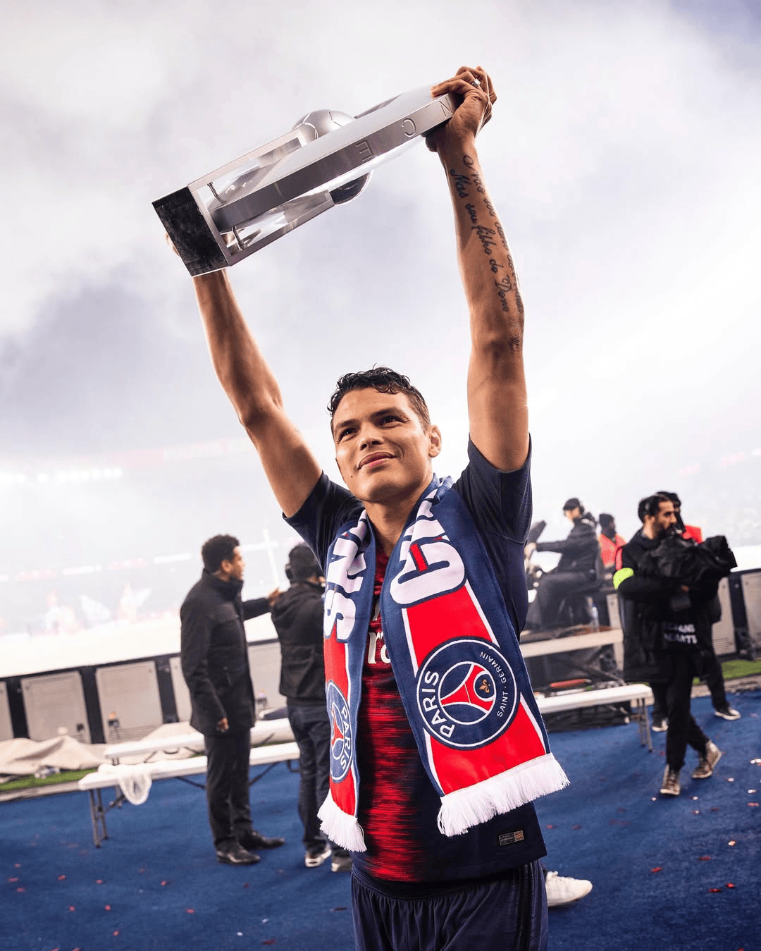 巴黎迎建队, src