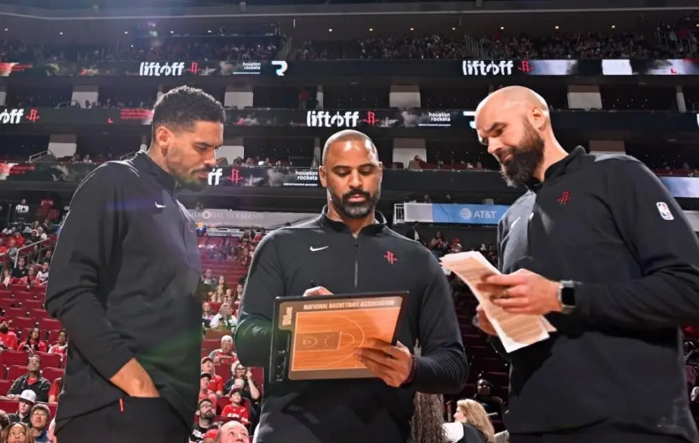 三人的到来, 火箭队再次, 教练之一