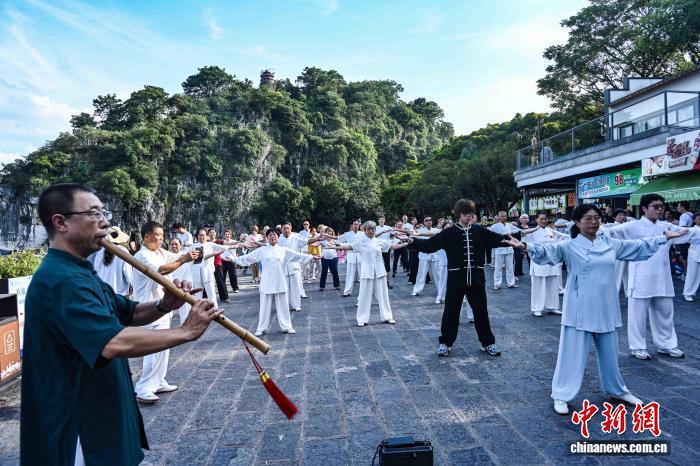 om, 表演太极剑, 气功